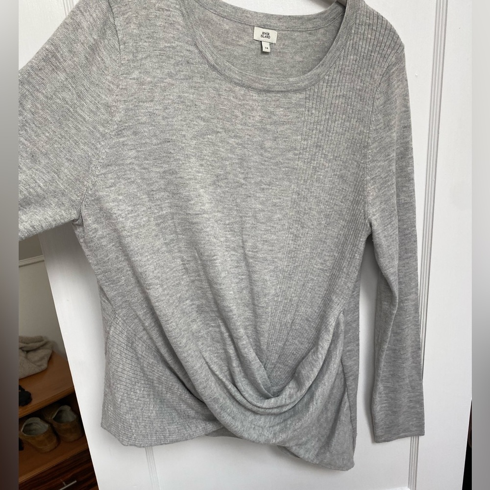 Cute gray knit sweater with ribbing and draping. US 10 / UK 14